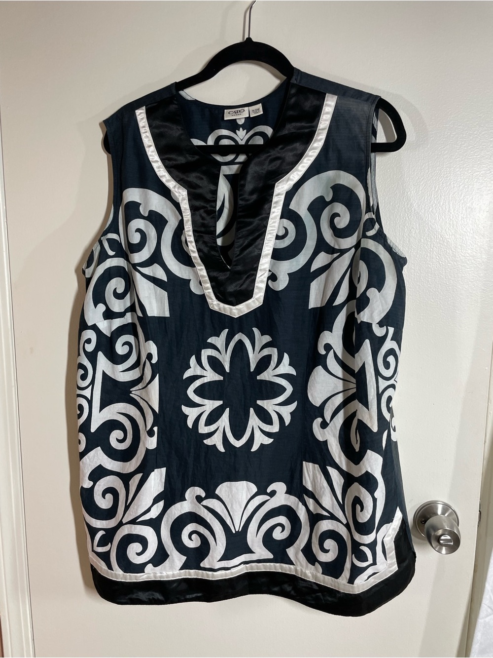Cato Black & White Sleeveless V-Neck Patterned Camisole